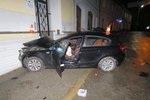 Opilá řidička nabourala zaparkované auto i policejní služebnu.