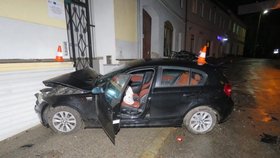 Opilá řidička nabourala zaparkované auto i policejní služebnu.
