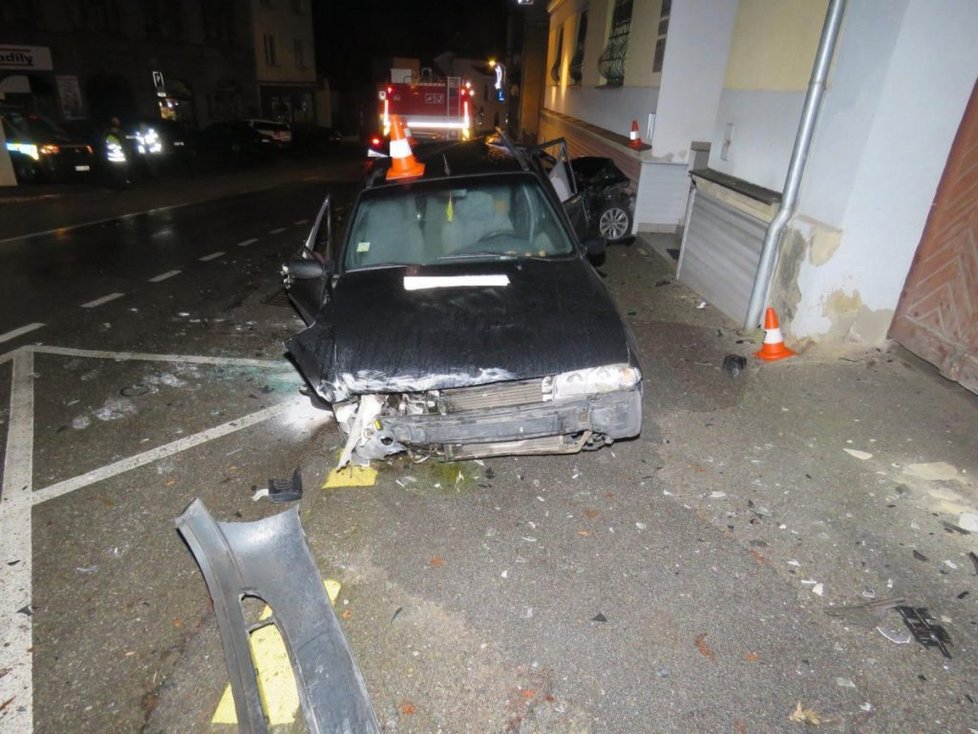 Opilá řidička nabourala zaparkované auto i policejní služebnu.