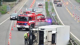 Řidič chladicího kamionu převrátil vůz na bok: Blokoval dálnici D4