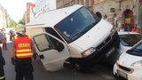 Kuriózní nehoda v Karlíně: Řidič dodávky usnul za volantem a skončil na střeše jiného auta!