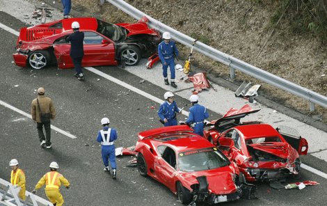 Zatímco v Česku řešíme smrt chodců, v jihozápadním Japonsku u města Šimonoseki došlo o víkendu k této kuriózní nehodě, při které havarovalo 8 vozů Ferrari, jedno lamborgini a dva mercedesy.