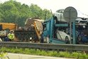 Tragická nehoda na dálnici D1 u Bohumína měla děsivý průběh. Do osobního auta zezadu narazil kamion a napasoval ho do tahače, který na návěsu vezl tank. Následky? Jeden mrtvý, další v kritickém stavu.