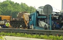 Tragická nehoda na dálnici D1 u Bohumína měla děsivý průběh. Do osobního auta zezadu narazil kamion a napasoval ho do tahače, který na návěsu vezl tank. Následky? Jeden mrtvý, další v kritickém stavu.