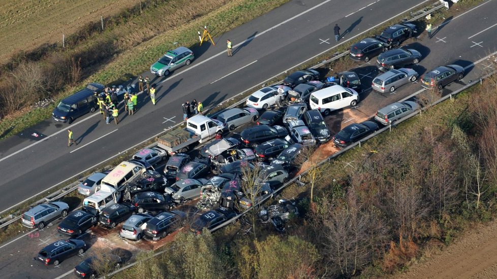 Letecký snímek zachycuje celou zkázu. Vozy byly označeny čísly. Přesnou příčinu neštěstí intenzivně vyšetřuje forenzní tým. Zatím se má za to, že je způsobila banální srážka dvou aut, do nichž v mlze narážely zezadu další a další...