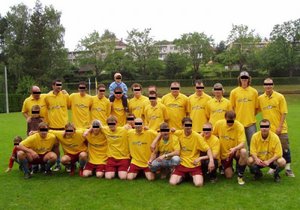 Týmové foto fotbalistů Dobrouče z oslav 60. výročí založení tamního fotbalového klubu