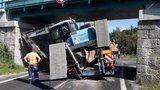 Kuriózní nehoda na Klatovsku: Řidič převážel bagr, nevešel se pod železniční viadukt