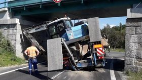 Řidič neodhadl výšku bagru a narazil do železničního viaduktu.