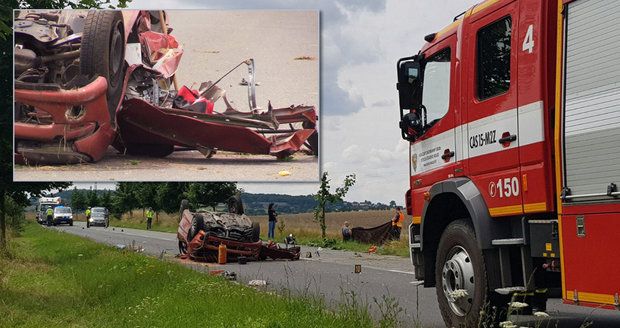 Tragická nehoda u Bakova nad Jizerou: Jeden člověk náraz do stromu nepřežil