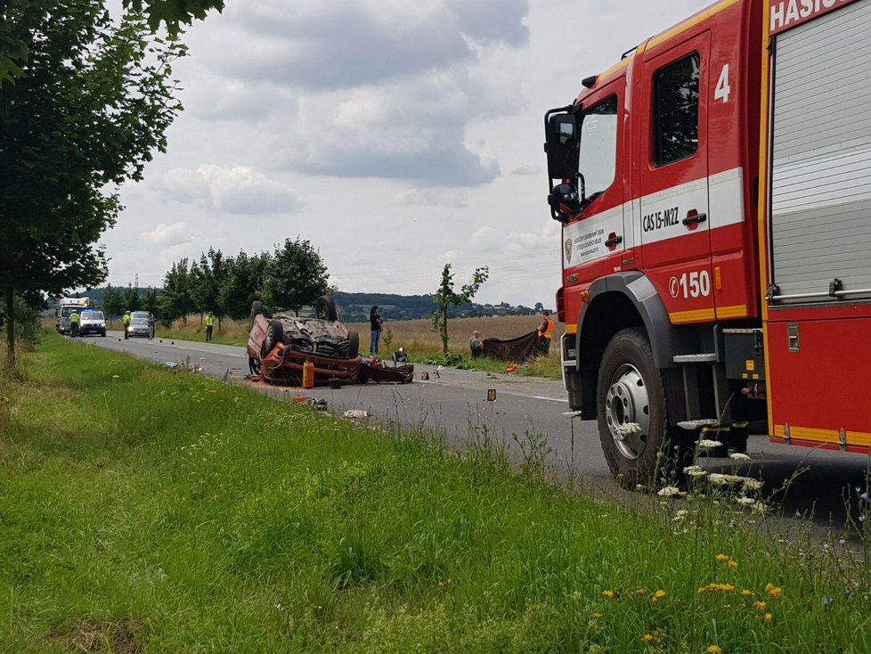 Tragická nehoda u Bakova nad Jizerou: Jeden člověk náraz do stromu nepřežil.