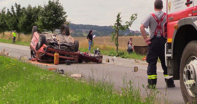 Spolujezdkyně vypadla při nehodě u Bakova do pole, našli ji až po 20 minutách.