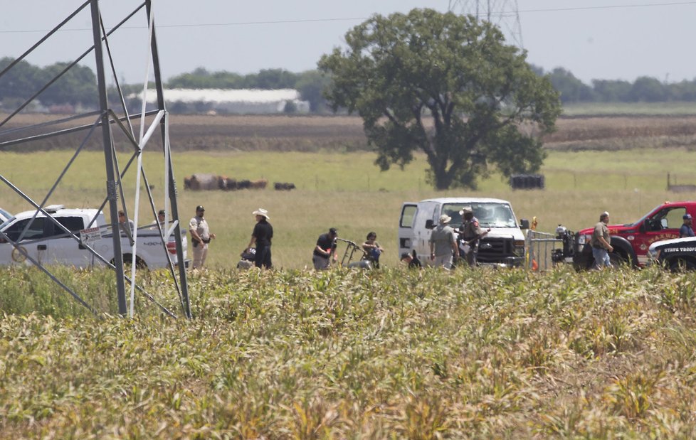 Horkovzdušný balón se 16 lidmi pohltily plameny. „Nikdo nepřežil,“ řekl šerif.