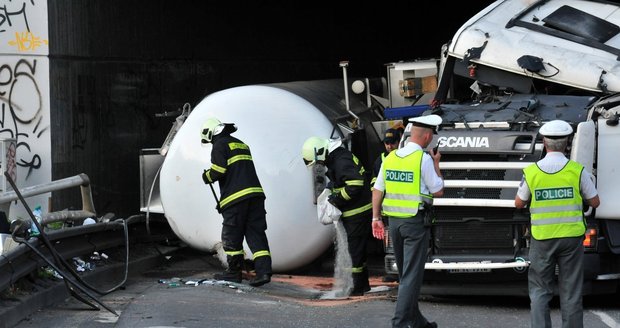 Nehoda kamionu pod Barrandovským mostem