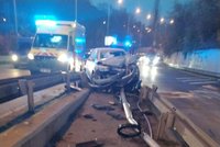 Děsivá nehoda na Barrandovském mostě: Řidič to napasoval mezi svodidla, dva zranění