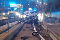 Děsivá nehoda na Barrandovském mostě: Řidič to napasoval mezi svodidla, dva zranění