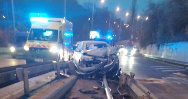 Děsivá nehoda na Barrandovském mostě: Řidič to napasoval mezi svodidla, dva zranění