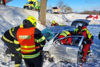 Auto dostalo smyk, sjelo ze srázu: Pomoc přivolal chlapec (12)
