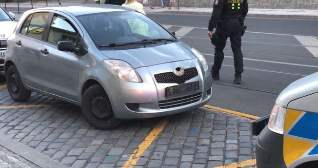 Auto na Bělehradské srazilo dvě 12leté dívky.