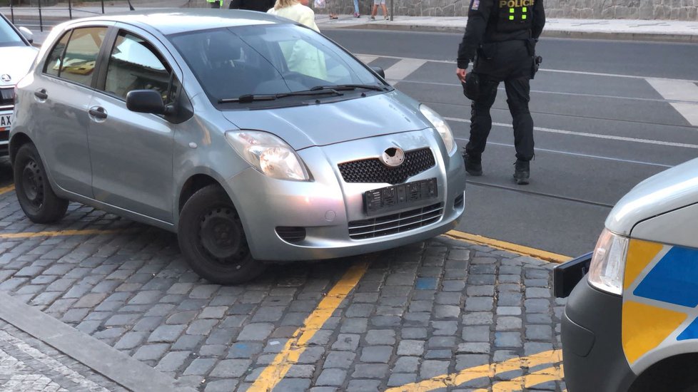 Auto na Bělehradské srazilo dvě 12leté dívky.