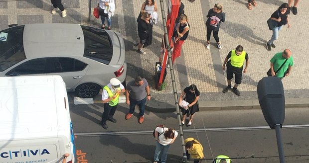 Záchranáři a plicisté v pátek 10. září 021 zsahovali u dopravní nehody v Bělehradské ulici v Praze, kde automobil srazil chodkyni.