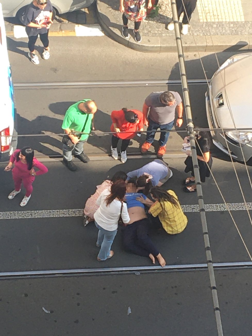Záchranáři a plicisté v pátek 10. září 021 zsahovali u dopravní nehody v Bělehradské ulici v Praze, kde automobil srazil chodkyni.