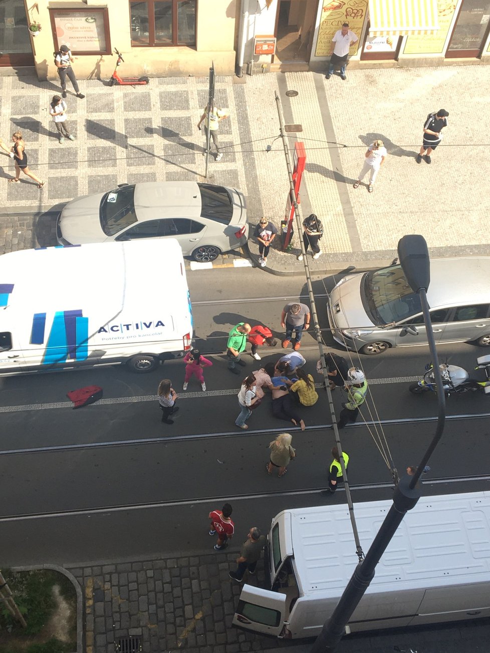 Záchranáři a plicisté v pátek 10. září 021 zsahovali u dopravní nehody v Bělehradské ulici v Praze, kde automobil srazil chodkyni.