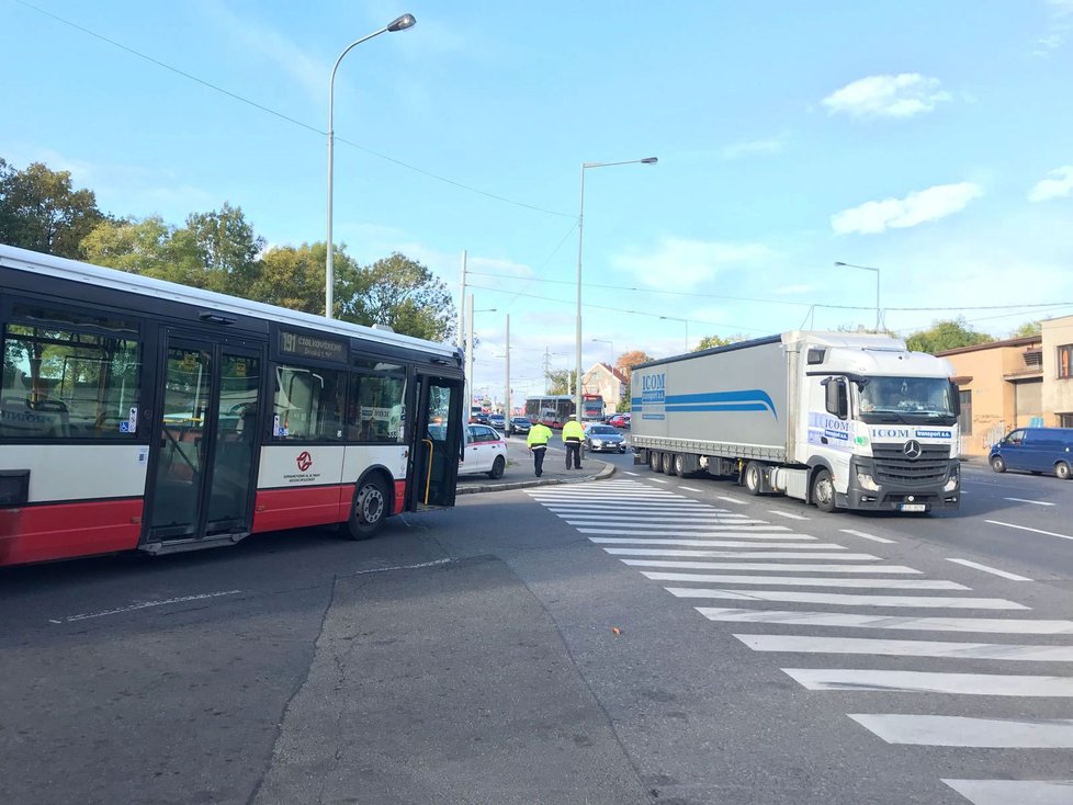 Nehoda na křižovatce ulic Tomanova a Bělohorská se naštěstí obešla bez zranění.