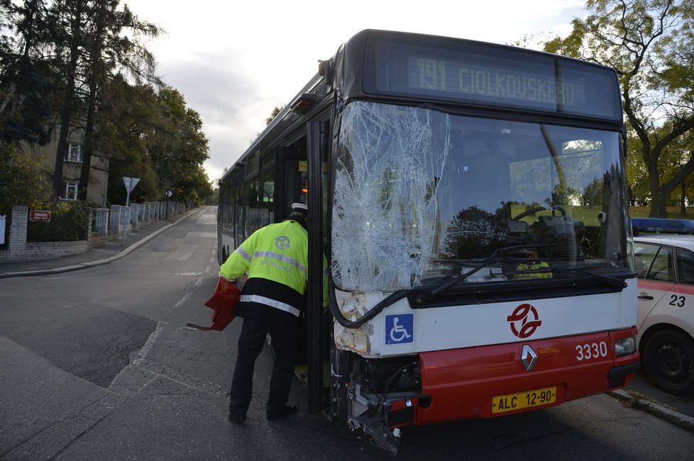 Na Vypichu se srazil autobus s tramvají, nikomu se naštěstí nic nestalo.