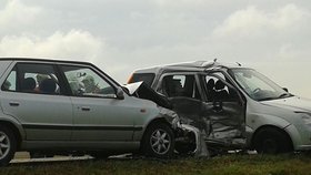 Při něhodě dvou osobních aut se zranili čtyři lidé