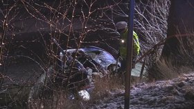 Auto sjelo do rybníka a jeho řidič přežil jen díky duchapřítomné pomoci jiného kolemjedoucího řidiče.