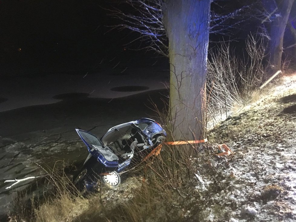 Auto sjelo do rybníka a jeho řidič přežil jen díky duchapřítomné pomoci jiného kolemjedoucího řidiče