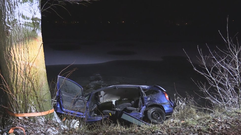 Auto sjelo do rybníka a jeho řidič přežil jen díky duchapřítomné pomoci jiného kolemjedoucího řidiče