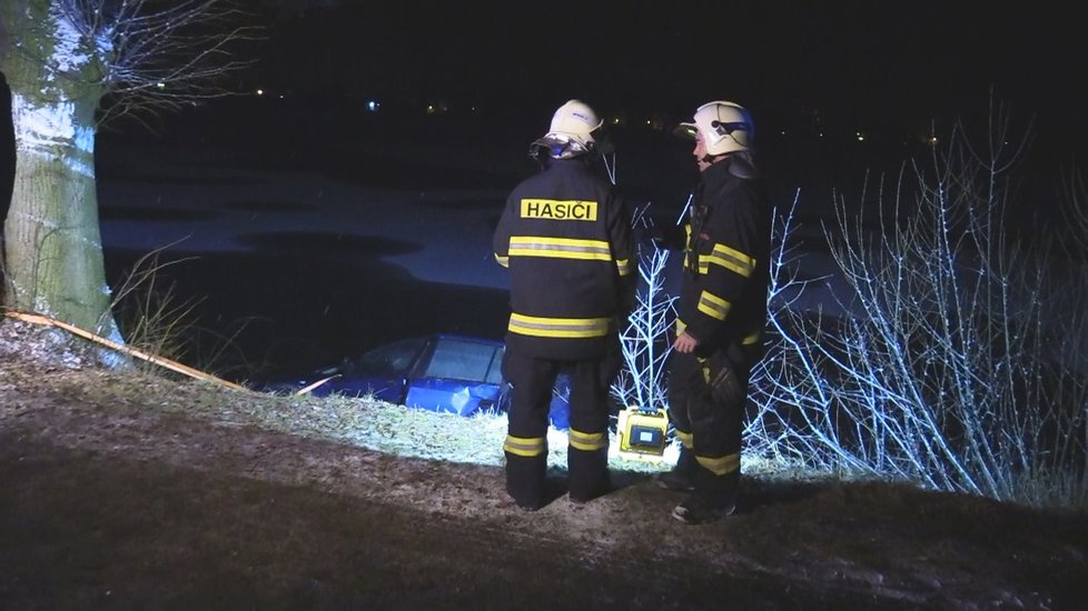 Auto sjelo do rybníka a jeho řidič přežil jen díky duchapřítomné pomoci jiného kolemjedoucího řidiče