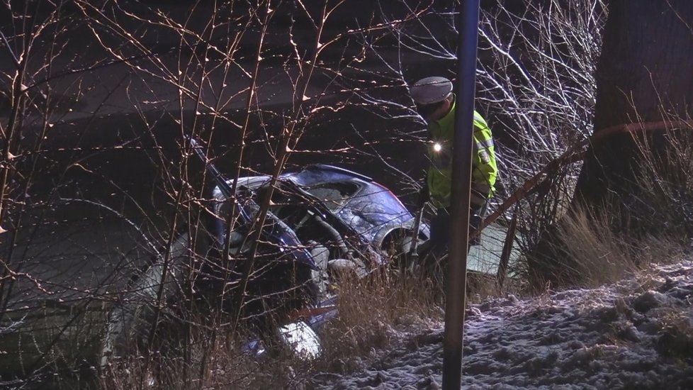 Auto sjelo do rybníka a jeho řidič přežil jen díky duchapřítomné pomoci jiného kolemjedoucího řidiče