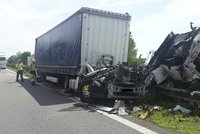 Dvě nehody kamionů uzavřely dálnici D1: Na místo letěl vrtulník