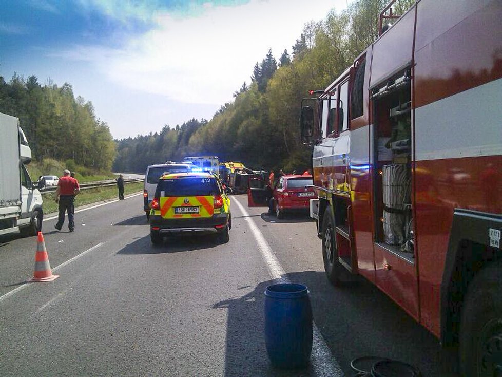 Nehoda na Benešovsku zablokovala dálnici ve směru na Brno.