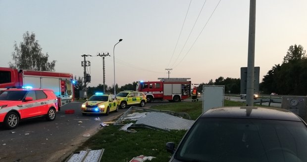 Řidič Škody Fabie zdemoloval v sobotu 12. září 2020 čerpací stanici v Popovicích na Brněnsku.