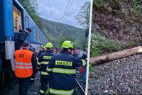 Vlak na Berounsku narazil do stromu: Evakuace 200 cestujících a zastavení provozu!