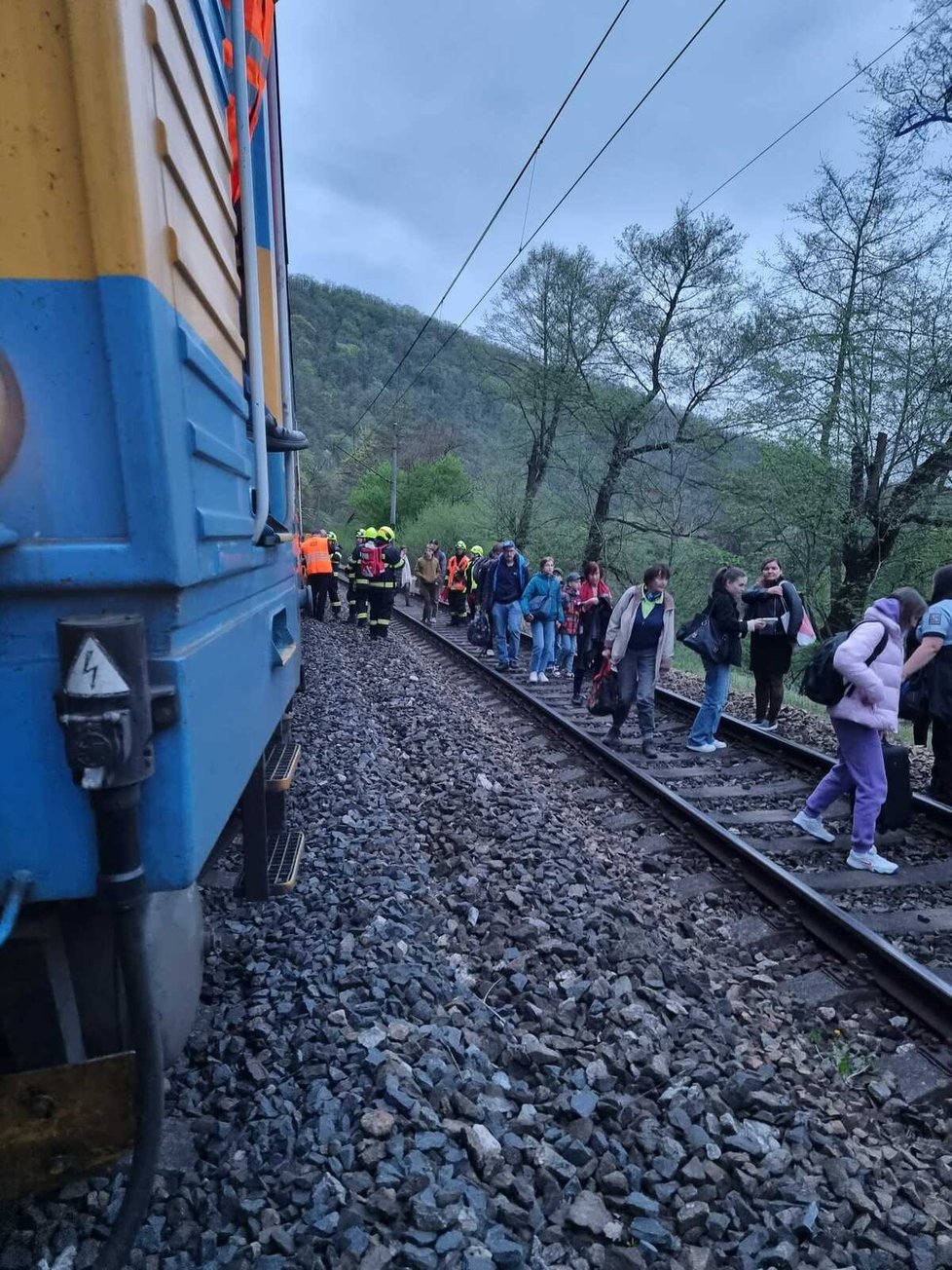 Vlaková nehoda na dvojkolejné trati z Berouna do Prahy (1. 5. 2023)