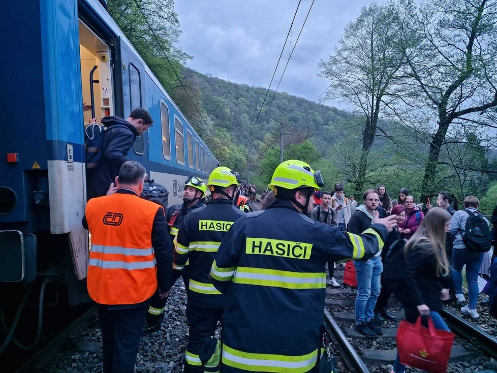 Vlaková nehoda na dvojkolejné trati z Berouna do Prahy (1. 5. 2023)