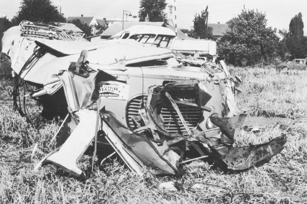 Osudová chyba stála život 23 lidí: Vlak narazil na přejezdu u Bezděčína do autobusu plného lidí