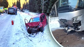 Srážka autobusu a osobního auta v Bílé v Beskydech má tragické následky. Zemřel cestující z auta.