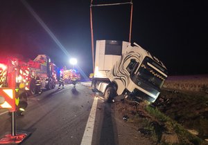 Srážku kamionu a osobního auta u Bílovce na Novojičínsku nepřežil šofér osobáku.