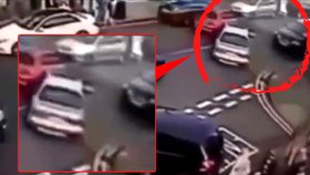 Dramatická nehoda v Birminghamu: Paní ve světlém kabátu srazí hned dvě auta naráz