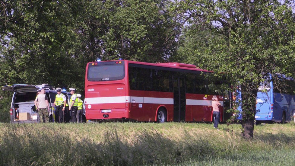 U Blahotic se srazil autobus plný dětí s osobákem: Jeden mrtvý a několik zraněných