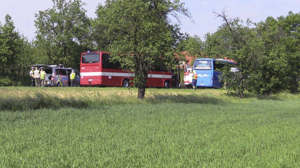 U Blahotic se srazil autobus plný dětí s osobákem: Jeden mrtvý a několik zraněných
