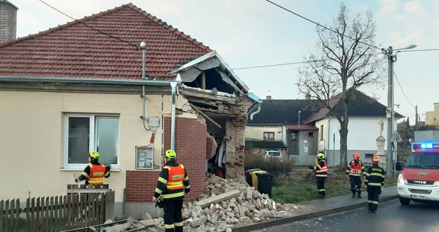 V Benešově na Blanensku narazil autobus s třemi lidmi do domu. Ten je silně poškozený, nikdo nebyl zraněný.