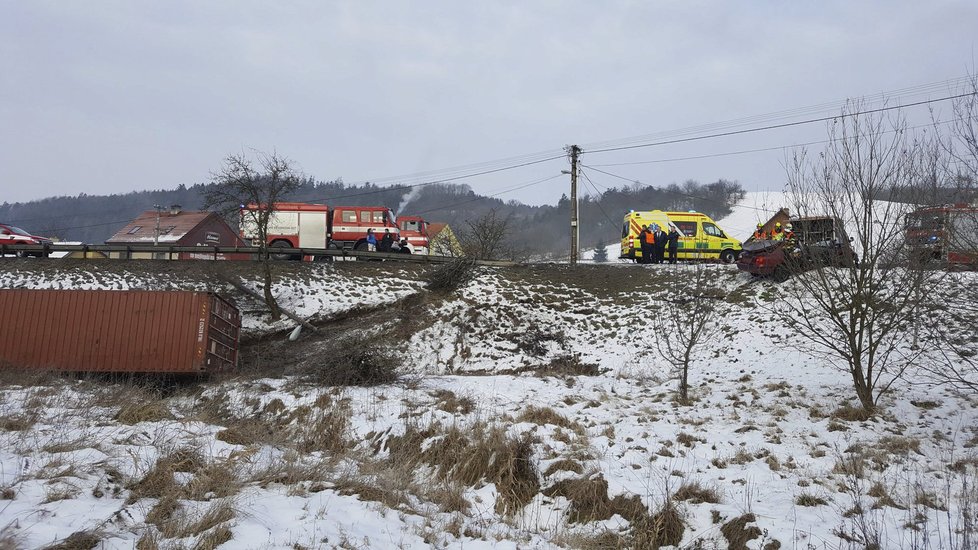 Vážná nehoda zastavila dopoledne na dvě hodiny provoz mezi Lipůvkou a Černou Horou na Blanensku. Dva těžce zranění řidiči skončili v brněnských nemocnicích.