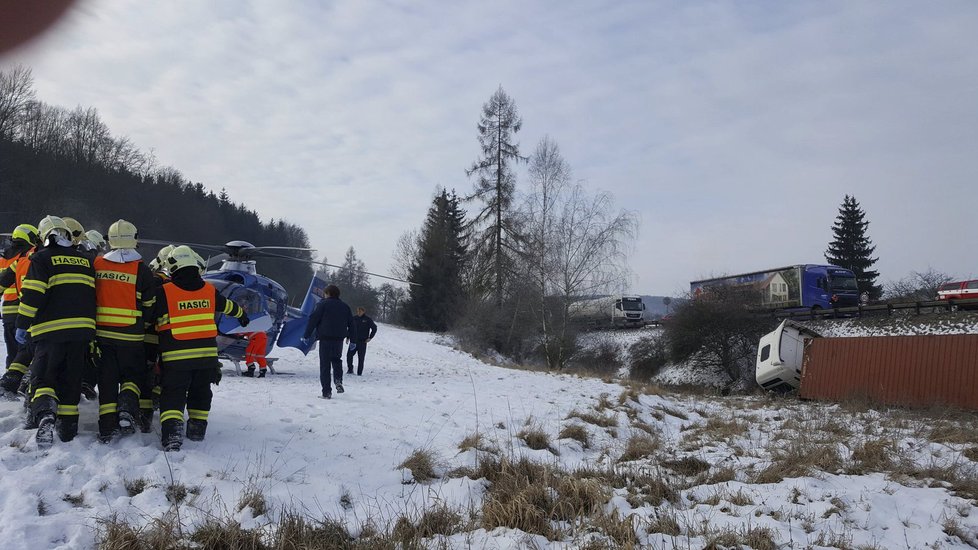 Vážná nehoda zastavila dopoledne na dvě hodiny provoz mezi Lipůvkou a Černou Horou na Blanensku. Dva těžce zranění řidiči skončili v brněnských nemocnicích.