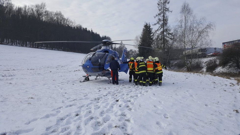 Vážná nehoda zastavila dopoledne na dvě hodiny provoz mezi Lipůvkou a Černou Horou na Blanensku. Dva těžce zranění řidiči skončili v brněnských nemocnicích.